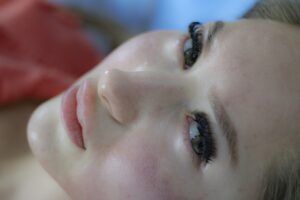 Lifting facial casero: guía realista (paso a paso)