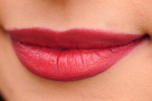 Cómo pintarse los labios bien: guía paso a paso para un acabado profesional