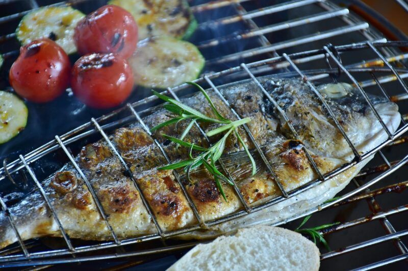 Plato mediterráneo con pescado azul, verduras para dieta con triglicéridos altos