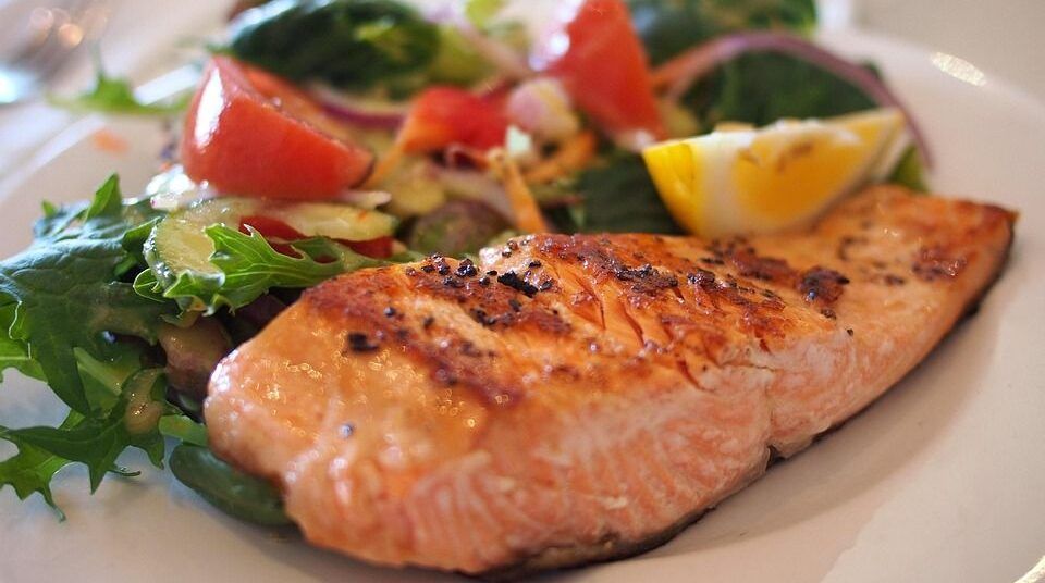 Plato saludable con pescado, verduras y legumbres para dieta en hígado graso